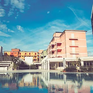 Ai Pozzi Village & Курортный комплекс Лоано